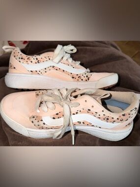 Ladies VANS ultra range Leopard Print Athletic Sneakers
Size 7